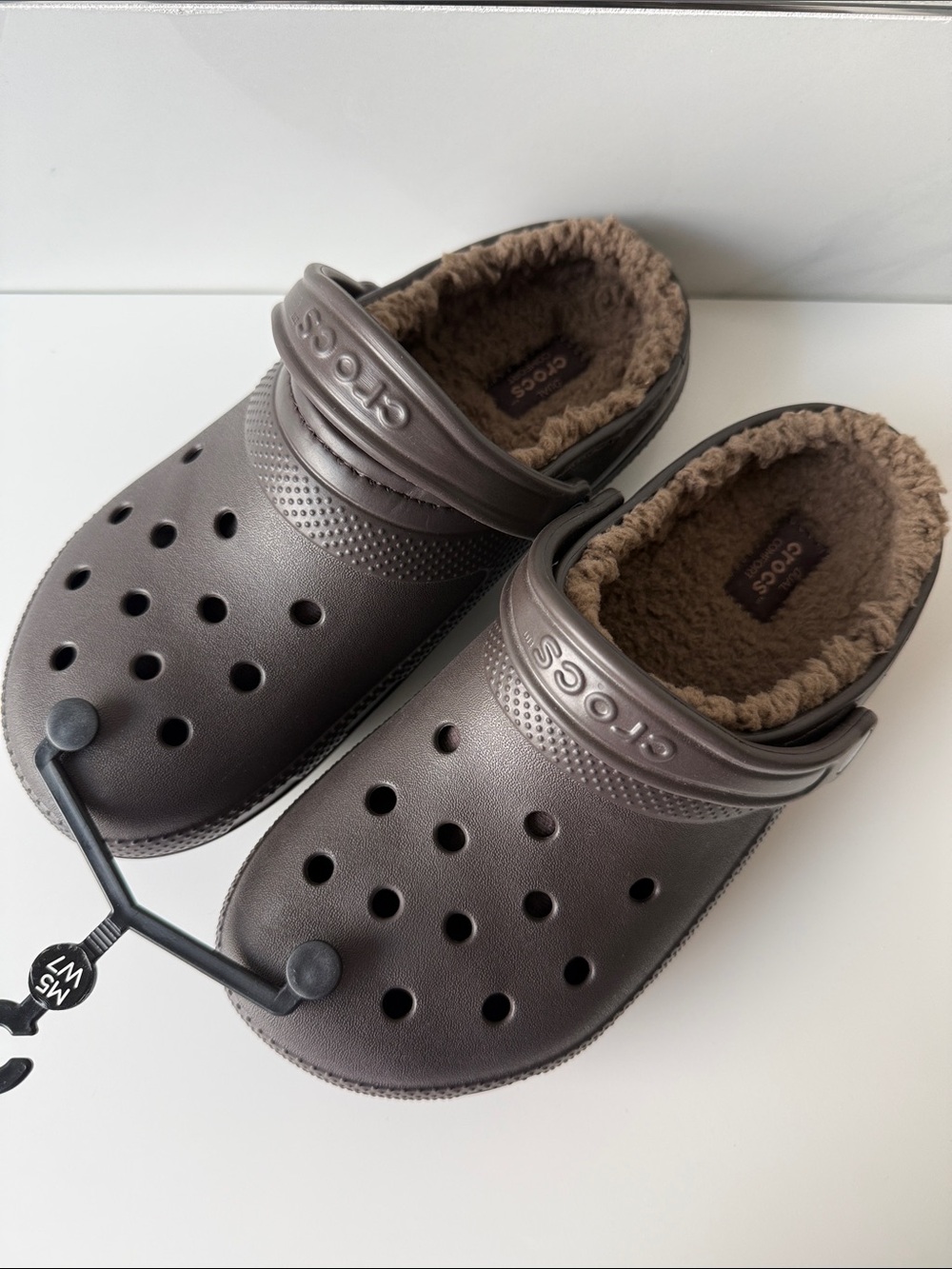 🐊 CROCS Fuzz-Lined CLASSIC LINED CLOG in ESPRESSO/WALNUT - Picture 2 of 7